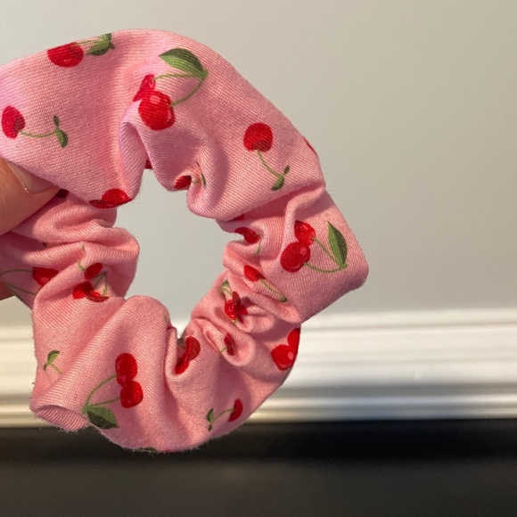 5 for $20: American Eagle scrunchies - Picture 7 of 7